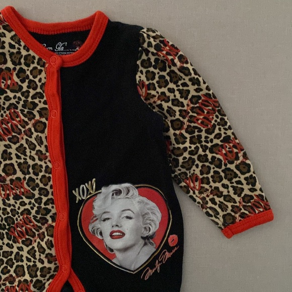 Marilyn Monroe OXOX Snap-Up Footie 3-6 Months - Picture 4 of 9